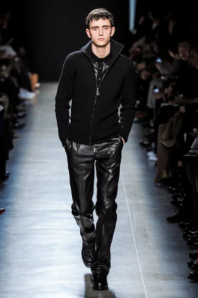 Look 16